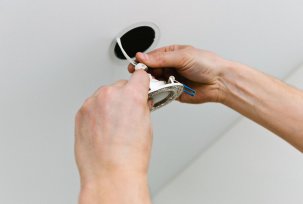 Step-by-step installation instructions for spotlights in suspended ceilings