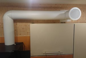 Kombinace přirozené ventilace a digestoří v kuchyni v jednom kanálu