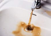 Come pulire l'acqua da un pozzo di ferro e calce