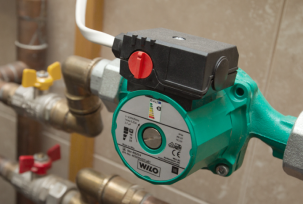 Variationer av installation av pumpar för värmesystemet i ett privat hus