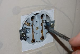Removing a wall outlet: safety precautions