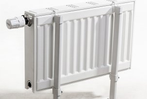 Jak zavěsit topný radiátor na držák