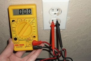 A feszültség ellenőrzése egy 220 V elektromos hálózatban multiméterrel