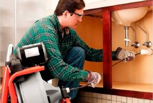 Comment nettoyer les tuyaux d'égout dans une maison privée de vos propres mains