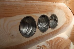 Metaliniai lizdai, skirti montuoti į grindis mediniame name
