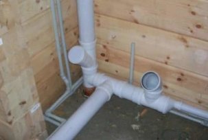 Caratteristiche della disposizione dei tubi di fognatura in una casa privata a un piano