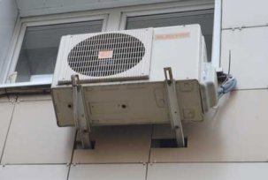 Installation of an external outdoor air conditioning unit in a wooden house