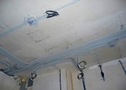 How to independently distribute the wiring in the apartment on the ceiling