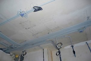 Kaip savarankiškai paskirstyti laidus bute ant lubų