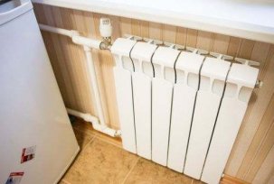 La distancia entre el refrigerador y la batería.