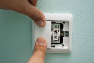 How to install a single-key light switch