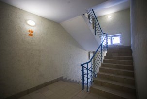 Características de diseño de luminarias con sensor de movimiento en la entrada.