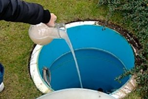 Čištění žumpy v soukromém domě chemikáliemi bez čerpání
