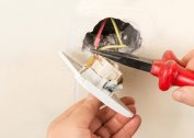 How to replace the outlet in the apartment yourself
