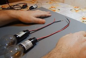 Jaký je nejlepší způsob, jak propojit žárovky v sérii nebo paralelně