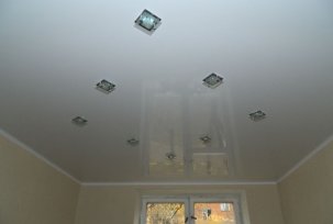 How to place lamps on a stretch ceiling - with and without a chandelier