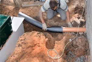 Comment retirer un tuyau d'égout d'une maison sous la fondation