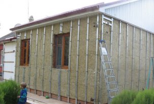 Cómo y cómo aislar paredes y una casa para revestimiento