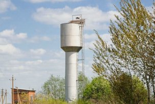 What is a water tower and how does it work