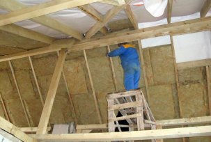 Jak a co správně izolovat podkrovní střechu vlastními rukama