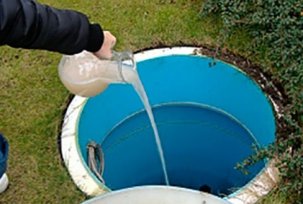 Čištění žumpy v soukromém domě chemikáliemi bez čerpání