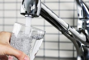 Hoe kan ik thuis water zuiveren als er geen filter is