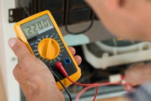 Měření napětí v elektrické síti pomocí multimetru