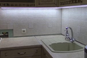 LED-szalag beszerelése a konyhába a szekrények alá - eszközök és anyagok