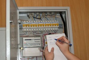 Čtení a hlášení z elektroměrů