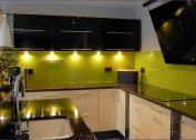How to make a kitchen apron glass backlight: lighting options