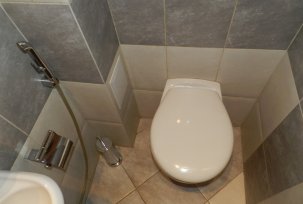 Comment cacher un tuyau d'égout dans les toilettes