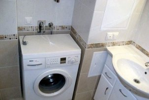 DIY telepítési eljárás a vezeték bevezetéséhez a fürdőszobában