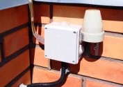 How to connect a street light sensor to turn on the light