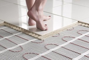 Pokládka podlahového vytápění pod dlaždice v soukromém domě a bytě