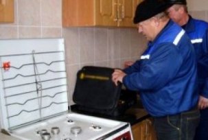 La frecuencia de revisar el equipo de gas en un departamento y una casa