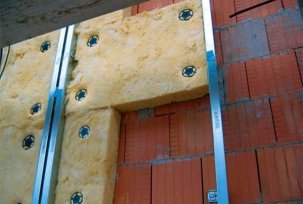 Hur du isolerar huset utanför med mineralull själv