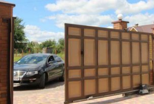 Schéma připojení a zařízení pro posuvné brány s elektrickým pohonem