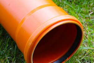 Comment installer un tuyau d'égout en plastique d'un diamètre de 200 mm