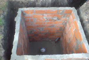 Wie man mit eigenen Händen einen Senkkasten für einen Brunnen macht