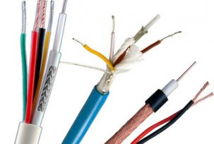 Variedades de cables para conectar una cámara de vigilancia.