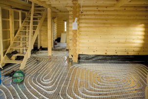 Jak vyrobit podlahové vytápění v soukromém dřevěném domě