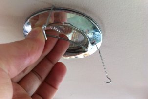 Kaip pakeisti LED lempą prožektoriuje įtemptose lubose