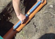 What angle should the sewer pipe have in a private house