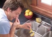 How to remove the smell of sewage from the sink in the kitchen