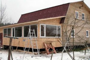 Gör-det-själv-isolering av verandan i ett privat hus