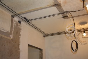 Kábelek cseréje egy régi, egy hálószobás apartmanban