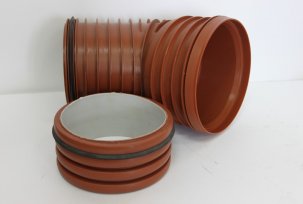 Comment installer un tuyau d'égout en plastique d'un diamètre de 250 mm