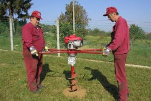 Technologies and methods of drilling wells