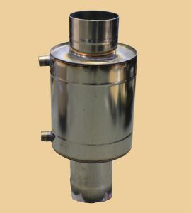 A heat exchanger mounted on a chimney uses heat energy emitted into the pipe