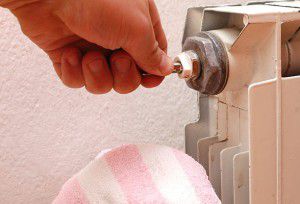 The procedure for removing air accumulated in the battery through the Majewski tap is not difficult